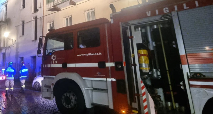 Auto in fiamme sul ponte del Po: traffico bloccato e lunghe code